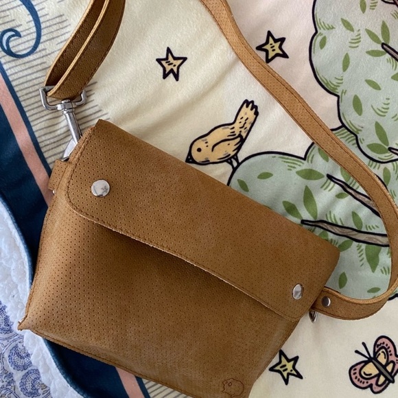 *COMBO * Tote bag plus multi bag or funny pack vegan leather camel pre loved 💕 - Picture 11 of 12